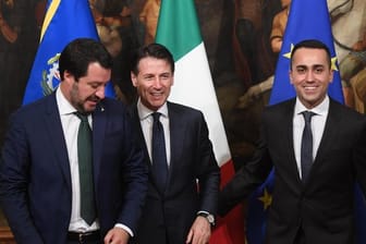 Giuseppe Conte ist Regierungschef, doch den Ton geben seine Vizes an: Fünf-Sterne-Chef Luigi Di Maio (r), nun Arbeitsminister, und der Lega-Vorsitzende Matteo Salvini (l), neuer Innenminister.