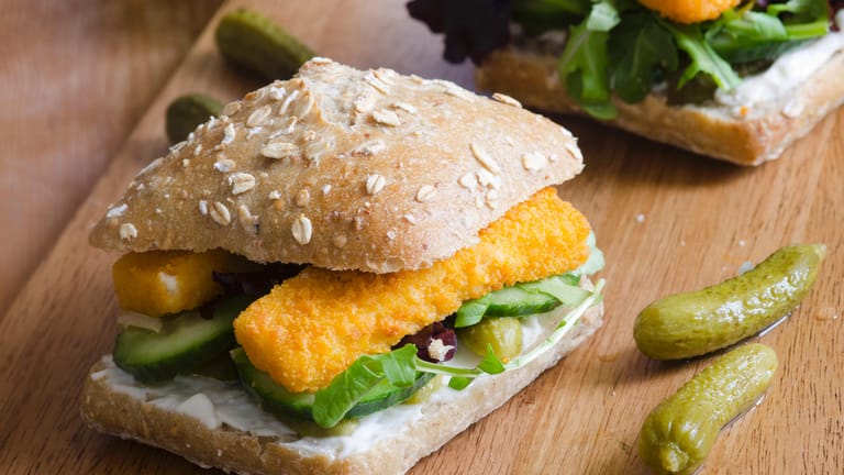 Fischstäbchen-Sandwich: In Kombination mit Vollkornbrot und Salat wandeln sich Fischstäbchen zu einem gesunden Kindergericht, das schnell zubereitet ist.