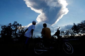 Menschen beobachten den Ausbruch des Merapi von einem Dorf in der Nähe von Yogyakarta aus: 2010 starben 300 Personen bei einer Erosion des Vulkans.