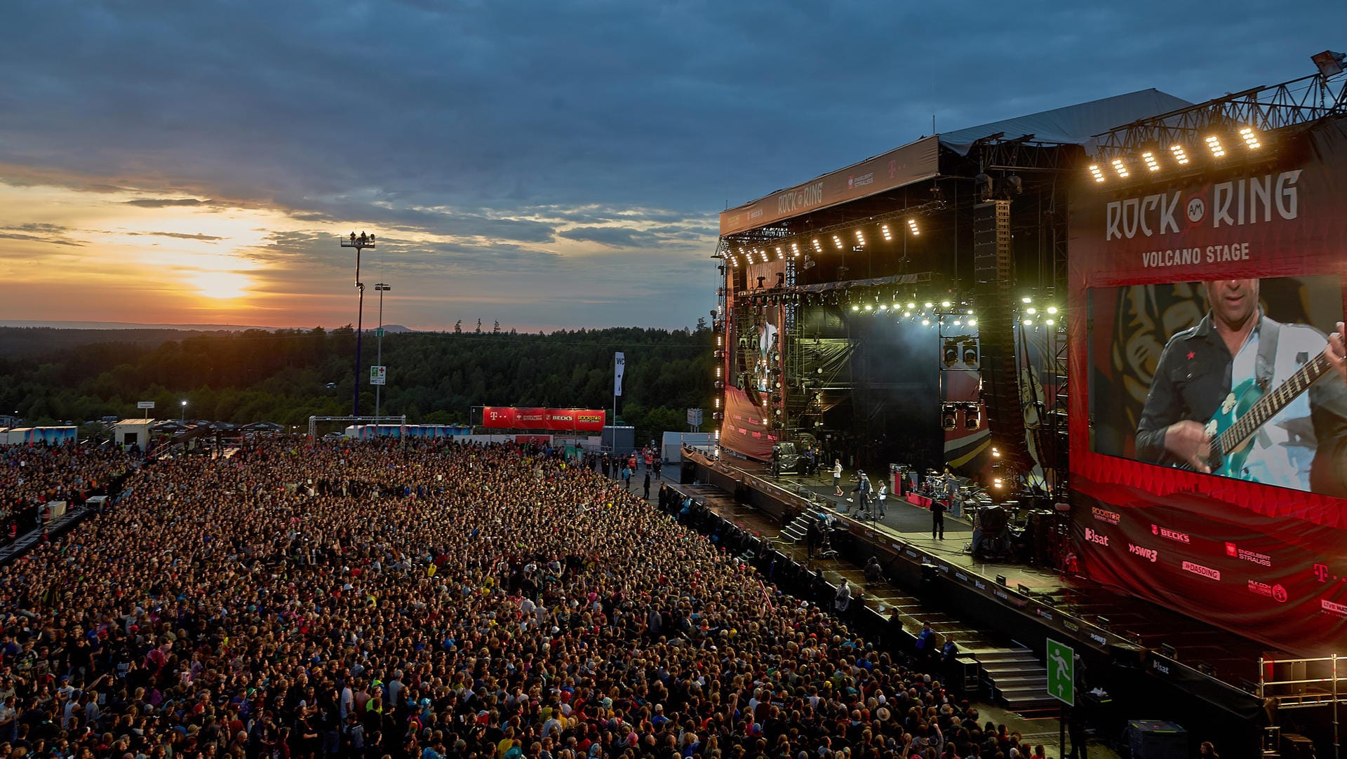 Rock am Ring: Die Sonne geht während des Auftritts der Band Prophets of Rage beim Musikfestival "Rock am Ring" hinter der Hauptbühne unter.