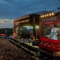 Rock am Ring: Die Sonne geht während des Auftritts der Band Prophets of Rage beim Musikfestival "Rock am Ring" hinter der Hauptbühne unter.