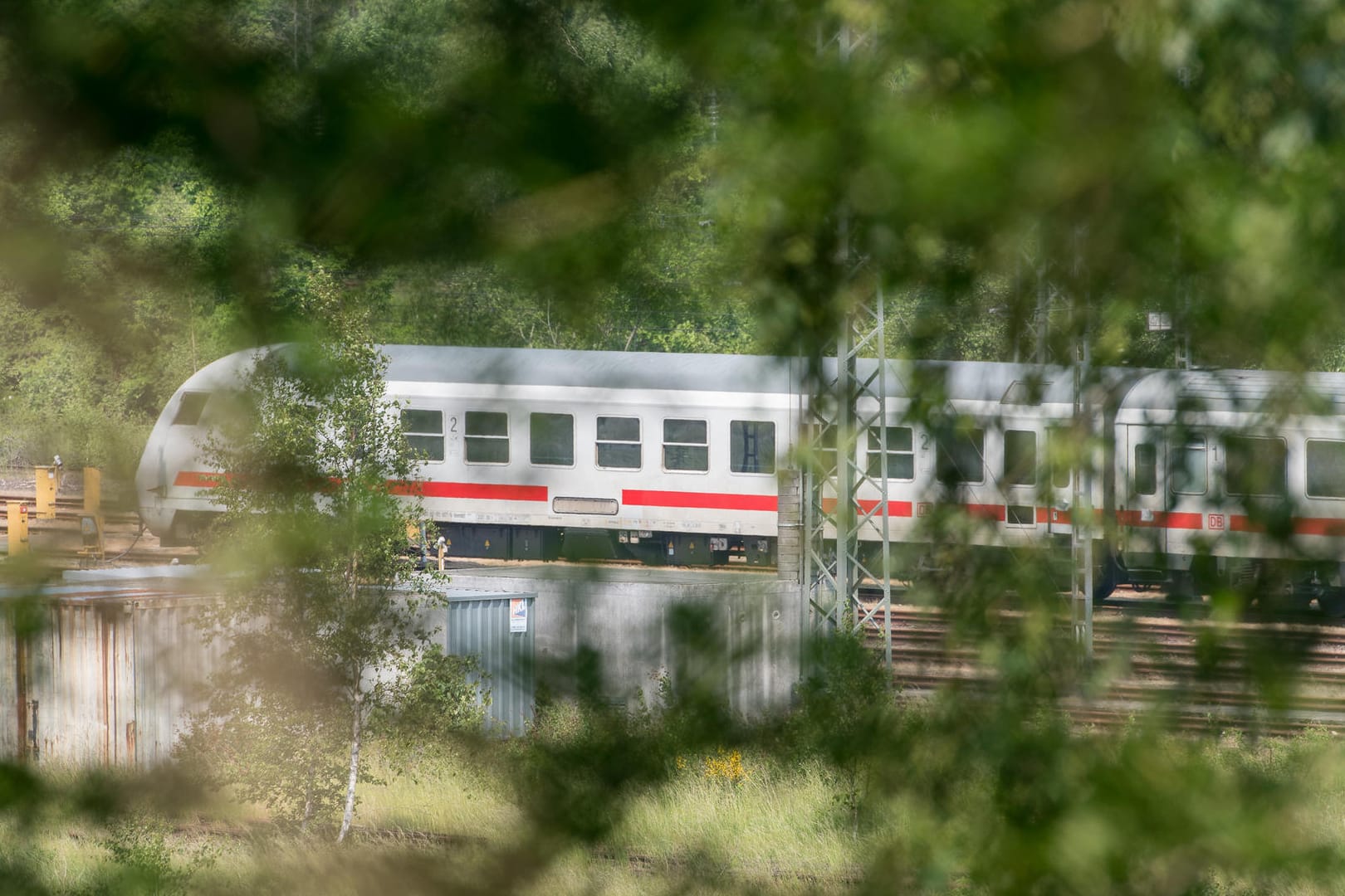 Nach einem Messerangriff steht der Intercity auf einem Abstellgleis wenige hundert Meter vom Flensburger Bahnhof entfernt: Die Polizistin erschoss den Angreifer mit ihrer Dienstwaffe. (Archivbild)
