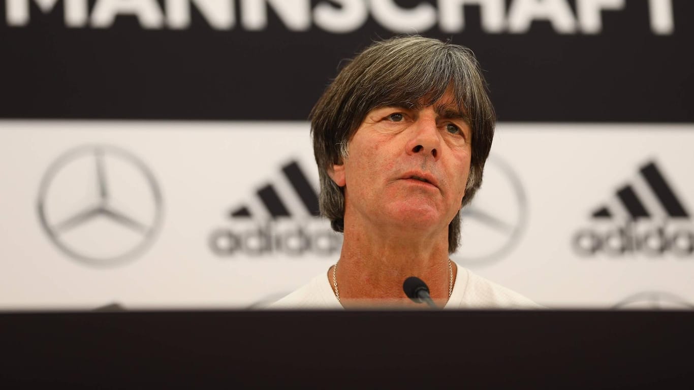 Joachim Löw bei der Pressekonferenz in Eppan:b Der Bundestrainer hat bekannt gegeben, dass die Entscheidung um Manuel Neuer erst am Sonntag fällt.