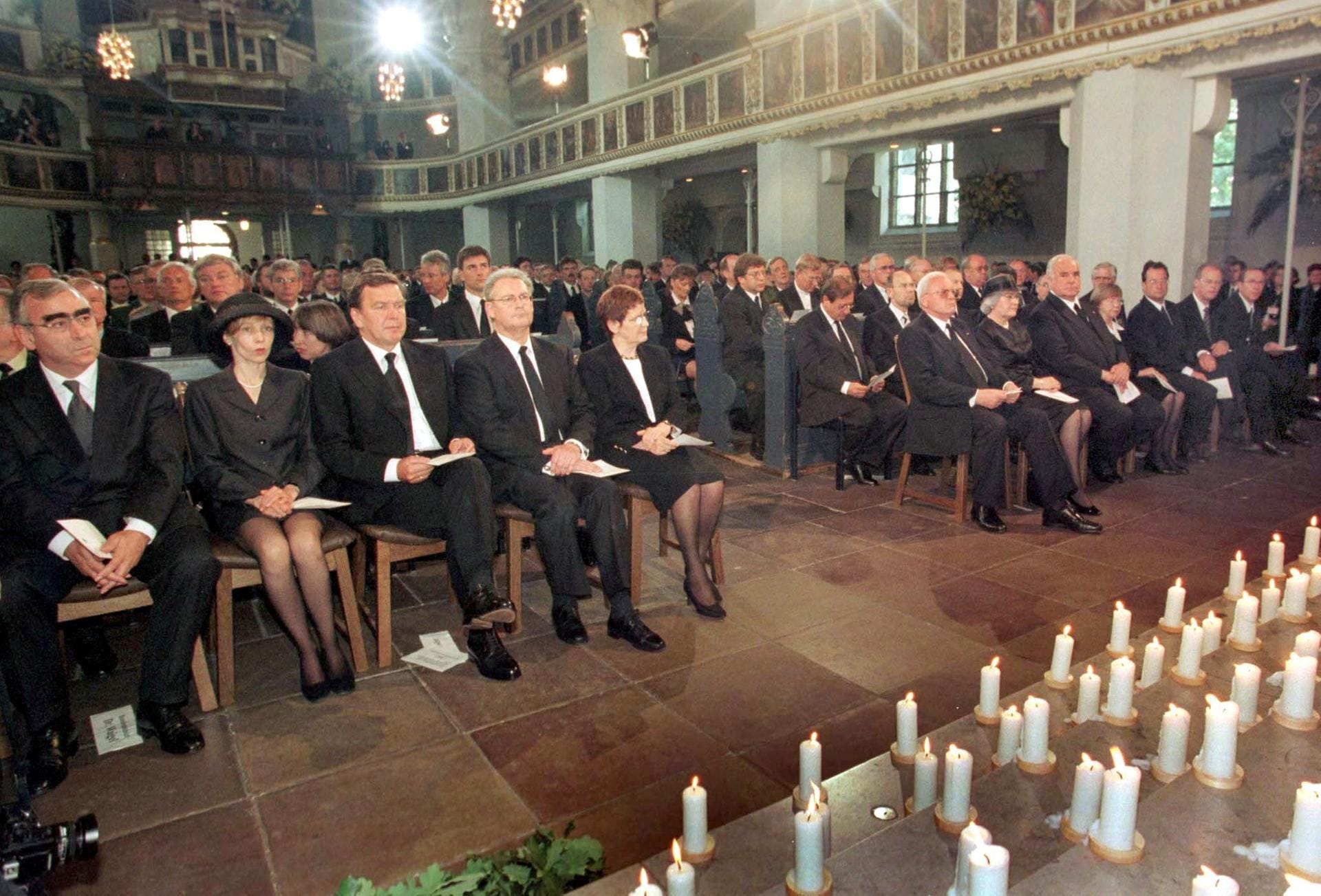 Knapp drei Wochen nach dem Unglück trafen bei einer zentralen Trauerfeier Bundeskanzler Helmut Kohl und andere hochrangige Politiker auf Überlebende und Angehörige des größten Zugunglücks der Nachkriegszeit. Dass die Politiker vor den Hinterbliebenen saßen, wurde von vielen kritisiert.
