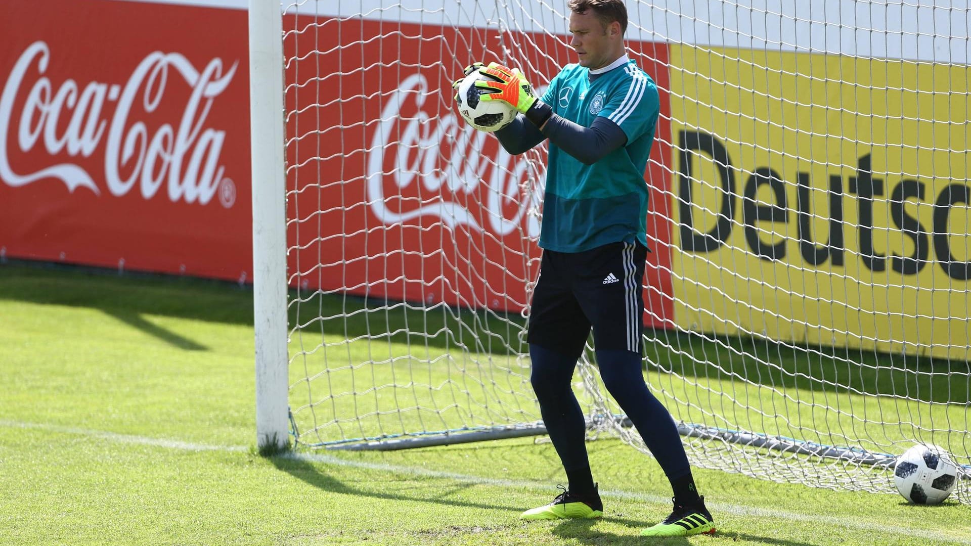 Manuel Neuer beim Torwarttraining vor dem letzten WM-Testspiel gegen Österreich: Der Torwart leidet noch an Folgen seiner Fußverletzung.