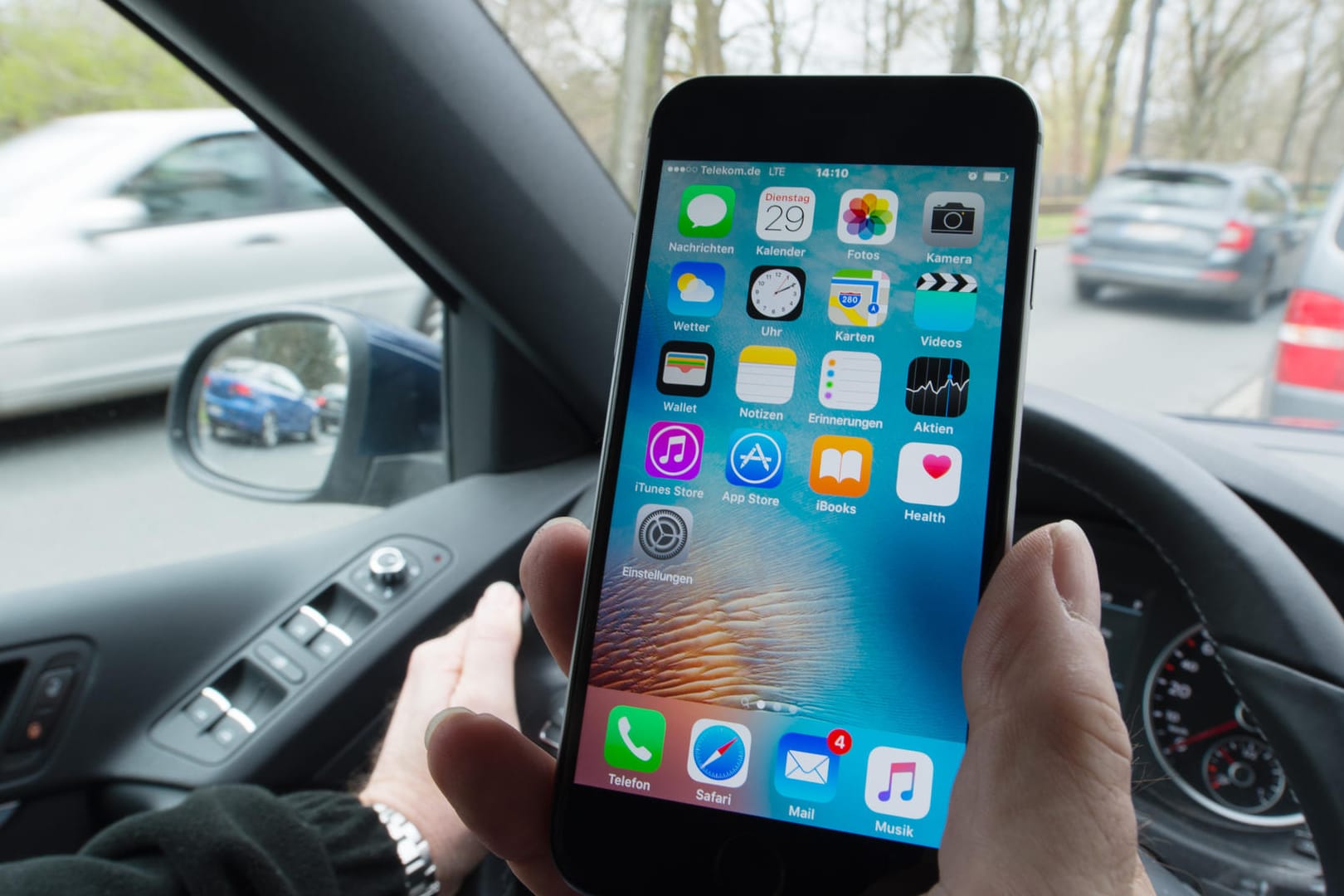 Eine Hand am Smartphone, die andere am Lenkrad des Fahrzeuges: Viele Autofahrer haben während der Fahrt schon einmal Fotos geschossen.