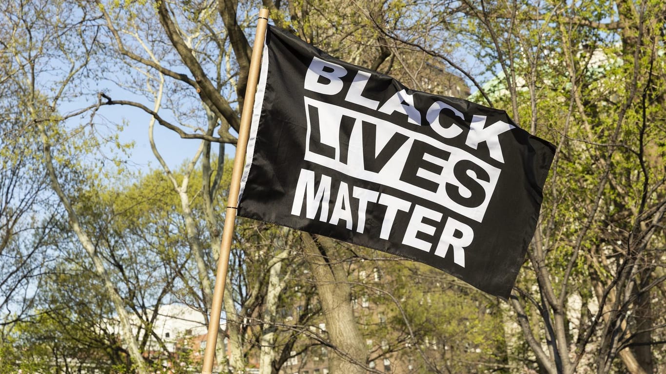 Eine Flagge mit der Aufschrift "Black lives matter": Immer wieder werden Schwarze in den USA Opfer von Polizeigewalt. (Archivbild)