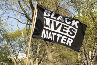 Eine Flagge mit der Aufschrift "Black lives matter": Immer wieder werden Schwarze in den USA Opfer von Polizeigewalt. (Archivbild)