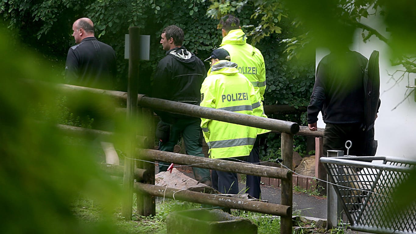 Begehung im Zoo: Mitarbeiter und Polizei auf dem Gelände des Eifel-Zoos.