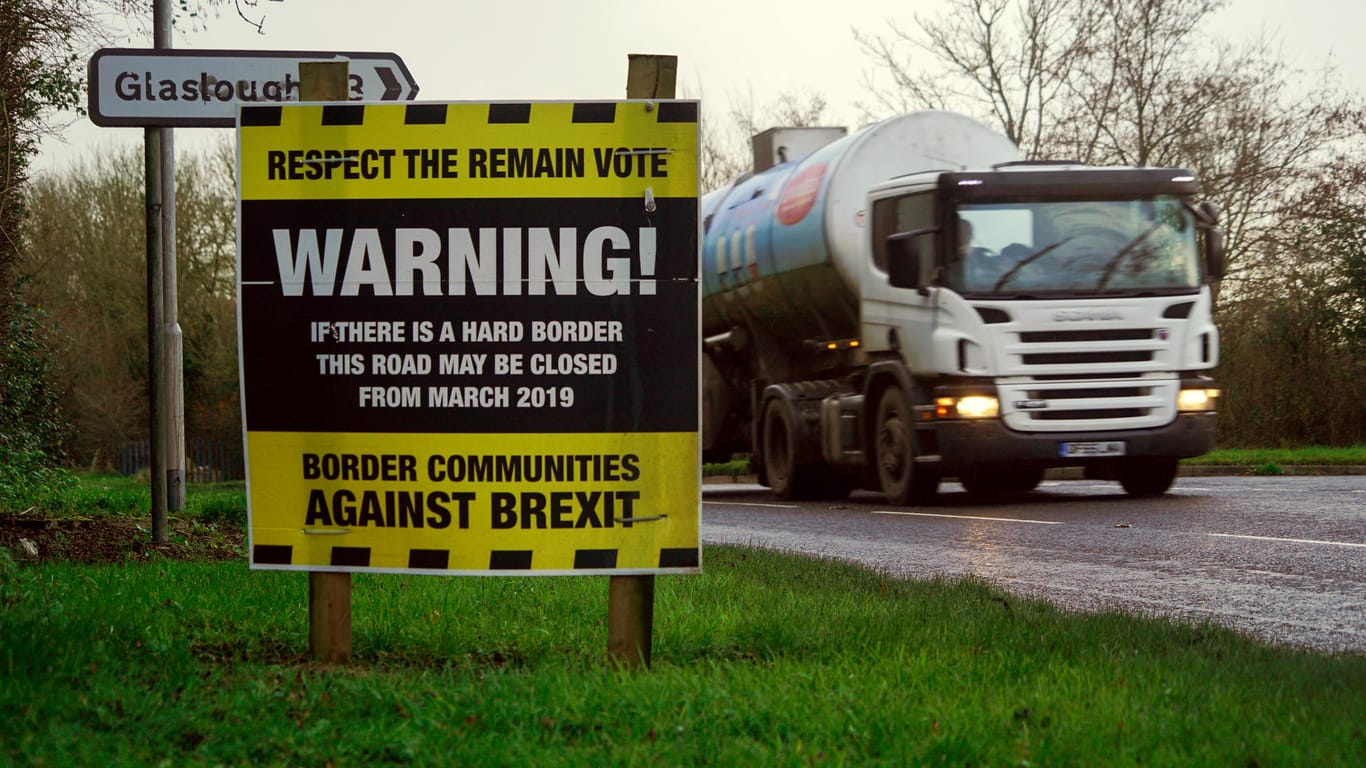 Ein Lkw fährt an einem Schild von Brexit-Gegnern vorbei: Nordirland ist seit Langem ein Streitpunkt in den Brexit-Verhandlungen. (Archivbild)