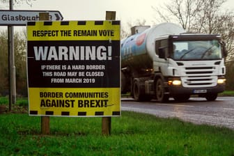 Ein Lkw fährt an einem Schild von Brexit-Gegnern vorbei: Nordirland ist seit Langem ein Streitpunkt in den Brexit-Verhandlungen. (Archivbild)