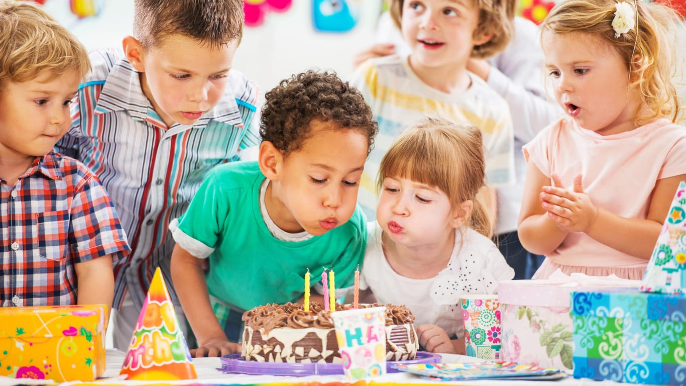 Kindergeburtstag: Zu einer Party gehört selbstverständlich eine Geburtstagstorte.
