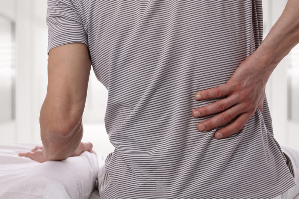 Rückenschmerzen: Wer unter chronischen Schmerzen leidet, könnte in einem Schmerzzentrum Besserung finden.