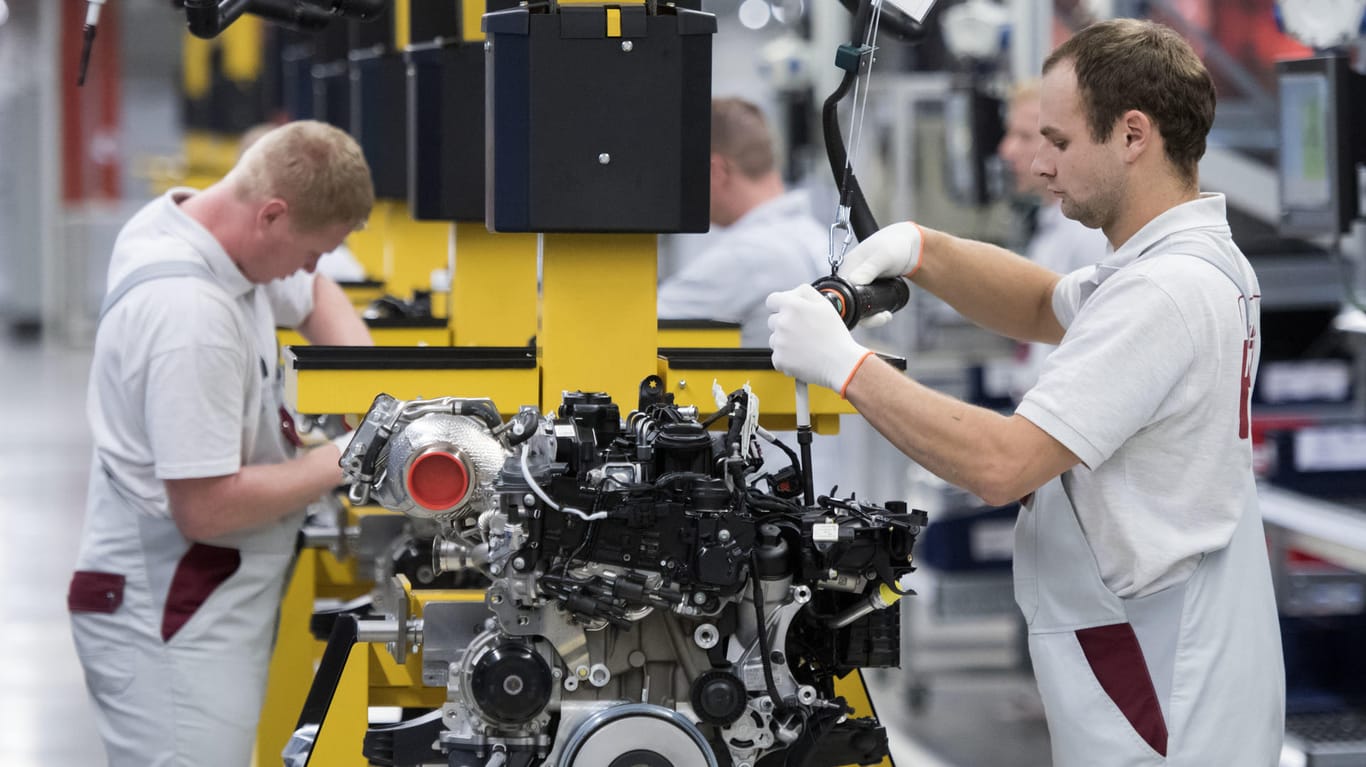 Daimler-Mitarbeiter in Kölleda (Thüringen): Hat der Konzern in Diesel-Motoren Abschalteinrichtungen im großen Stil verbaut?