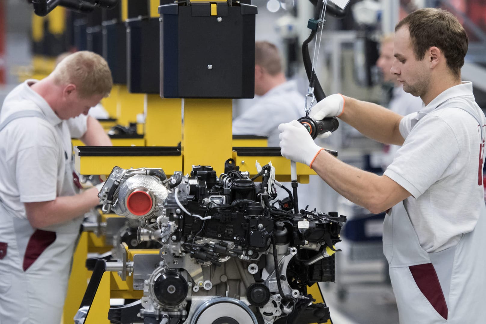 Daimler-Mitarbeiter in Kölleda (Thüringen): Hat der Konzern in Diesel-Motoren Abschalteinrichtungen im großen Stil verbaut?