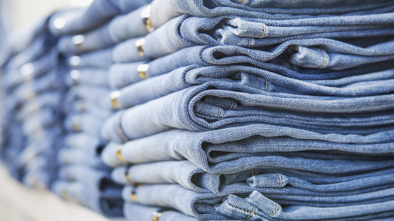 Gestapelte Jeans in einer Boutique: Jeans aus den USA dürften deutlich teurer werden, wenn die EU Gegenzölle verhängt, sagt Experte Ferdinand Fichtner.