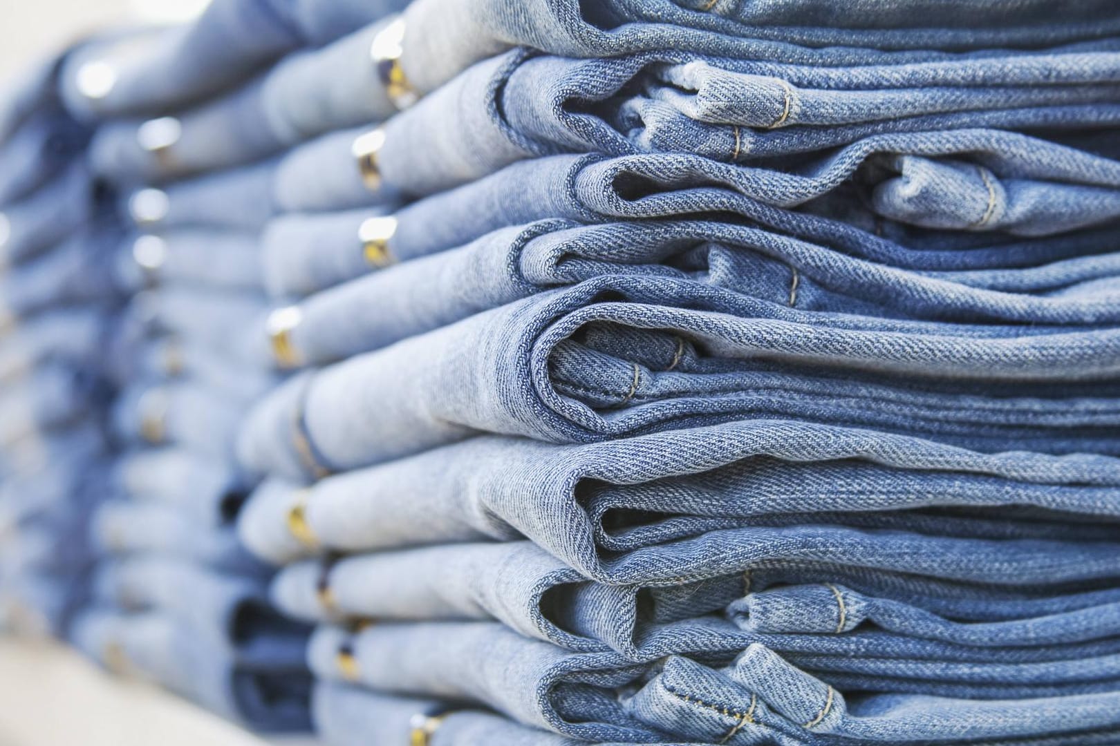 Gestapelte Jeans in einer Boutique: Jeans aus den USA dürften deutlich teurer werden, wenn die EU Gegenzölle verhängt, sagt Experte Ferdinand Fichtner.