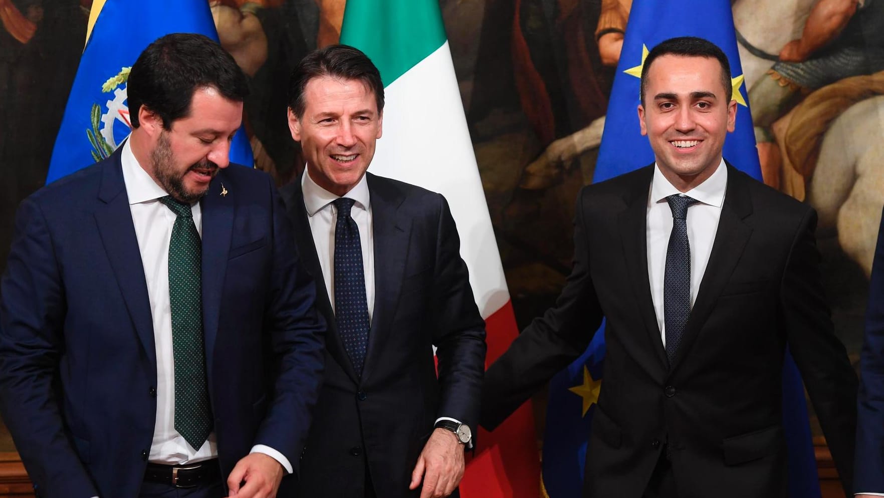 Italiens neuer Ministerpräsident Giuseppe Conte (M.), sein Stellvertreter Luigi Di Maio (r.) und Lega-Chef Matteo Salvini: Italiens neue Regierung ist vereidigt worden. Italiens neuer Ministerpräsident Giuseppe Conte (M.), sein Stellvertreter Luigi Di Maio (r.) und Lega-Chef Matteo Salvini: Italiens neue Regierung ist vereidigt worden.