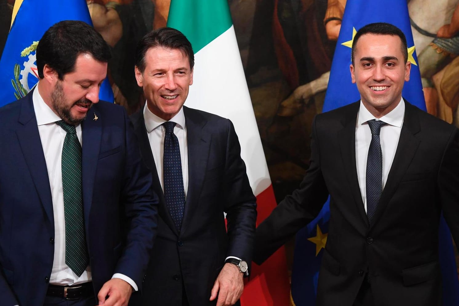 Italiens neuer Ministerpräsident Giuseppe Conte (M.), sein Stellvertreter Luigi Di Maio (r.) und Lega-Chef Matteo Salvini: Italiens neue Regierung ist vereidigt worden.