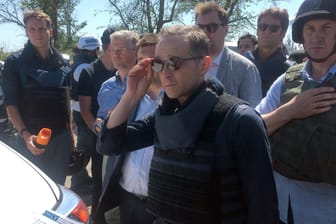 Außenminister Heiko Maas (SPD, M): In der Ukraine besuchte er die Frontlinie zwischen Regierungstruppen und prorussischen Separatisten im Osten des Landes.