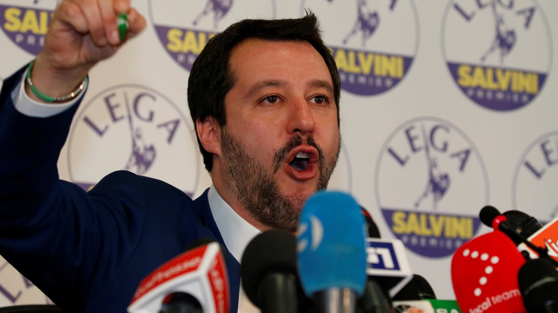 Weg mit Migranten und "Zigeunern": Der neue Innenminister Italiens und Chef der rechten Lega ist berüchtigt für seine fremdenfeindlichen Ausbrüche. Weg mit Migranten und "Zigeunern": Der neue Innenminister Italiens und Chef der rechten Lega ist berüchtigt für seine fremdenfeindlichen Ausbrüche.
