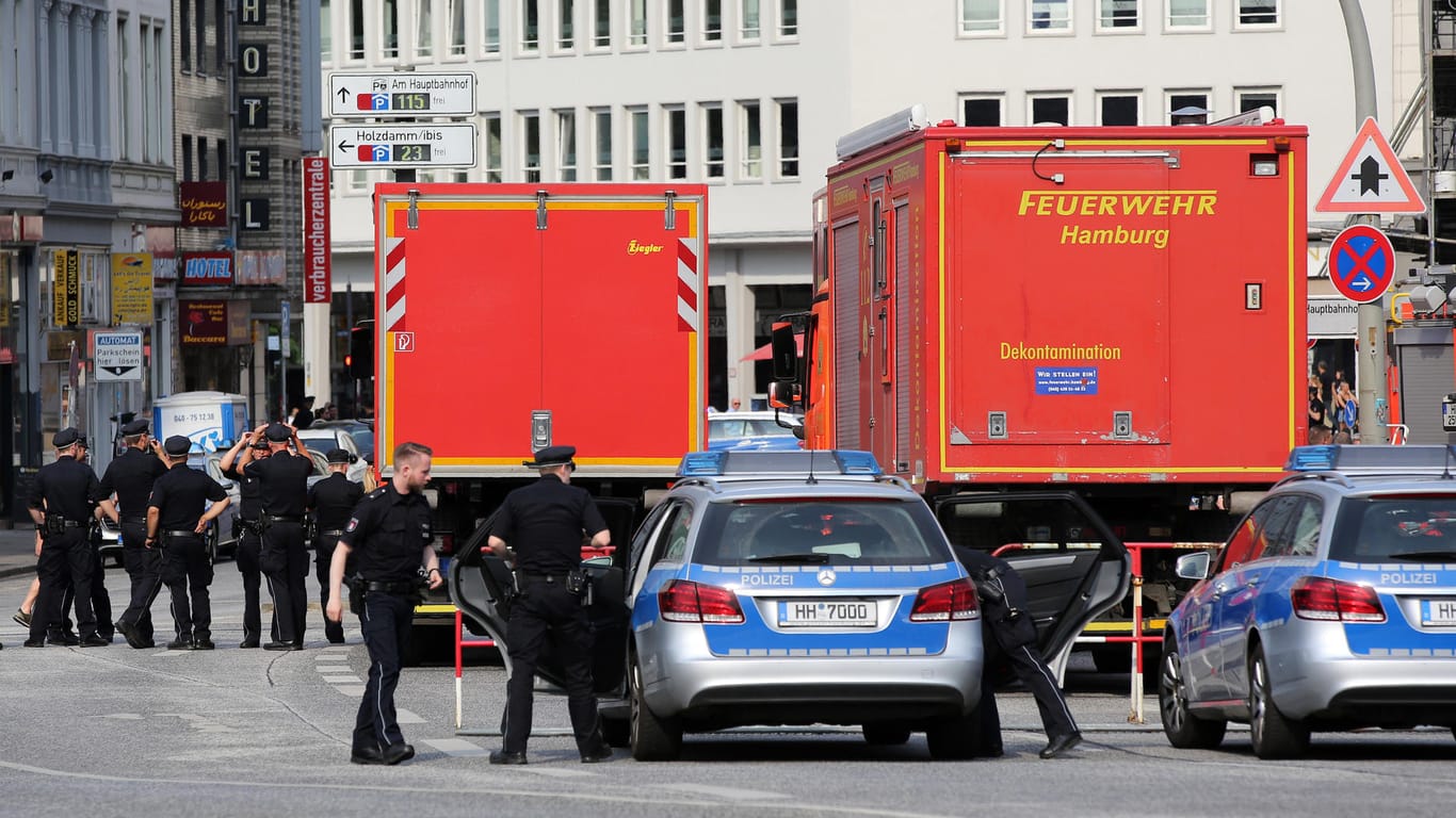 Einsatzfahrzeuge der Feuerwehr und der Polizei am Hauptbahnhof: Bei Bauarbeiten war hier Stickstoff ausgetreten.