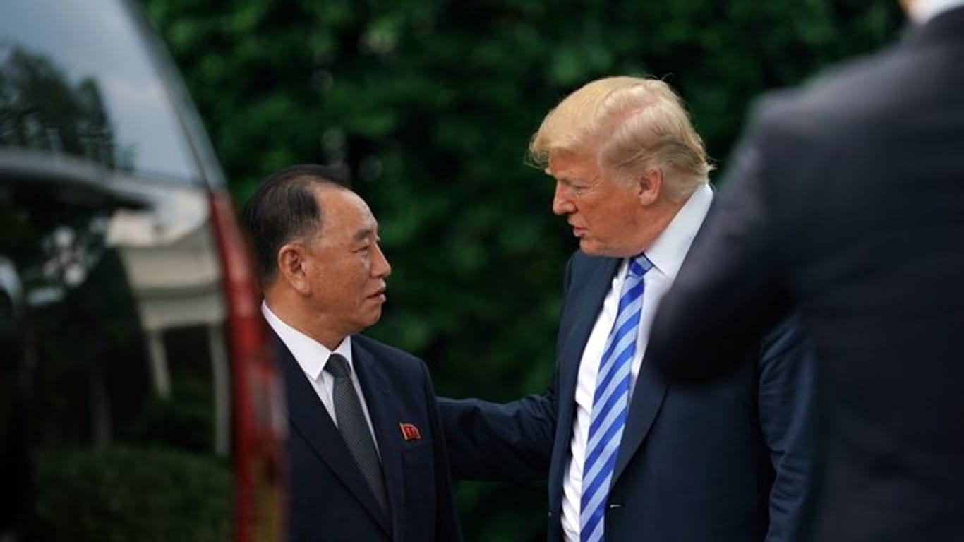 US-Präsident Donald Trump spricht mit dem nordkoreanischen Unterhändler Kim Yong Chol.