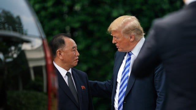 US-Präsident Donald Trump spricht mit dem nordkoreanischen Unterhändler Kim Yong Chol. US-Präsident Donald Trump spricht mit dem nordkoreanischen Unterhändler Kim Yong Chol.