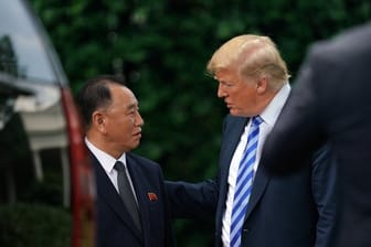 US-Präsident Donald Trump spricht mit dem nordkoreanischen Unterhändler Kim Yong Chol.