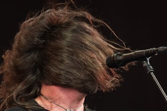 Dave Grohl von den Foo Fighters lässt das Haar wehen.