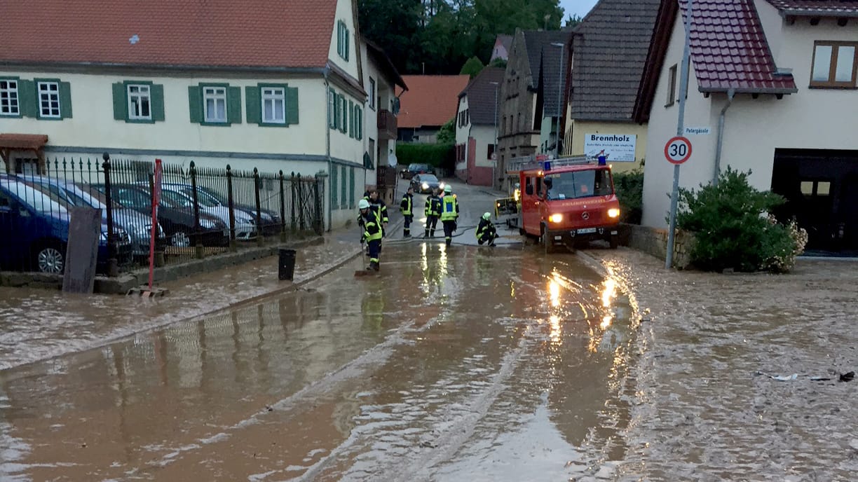 Kraichtal in Baden-Württemberg: Hier war eine Schlammlawine durch den Ort gerollt. Kraichtal in Baden-Württemberg: Hier war eine Schlammlawine durch den Ort gerollt.