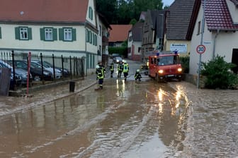 Kraichtal in Baden-Württemberg: Hier war eine Schlammlawine durch den Ort gerollt.