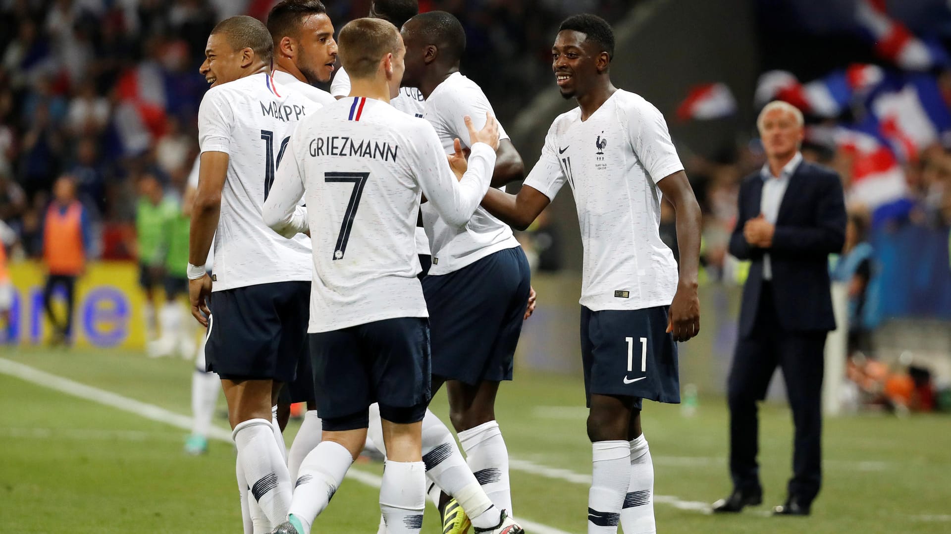 Erfolgreich: Die Frankreich-Stars um Antoine Griezmann (vorn) und Ousmane Dembélé (r.) jubeln.