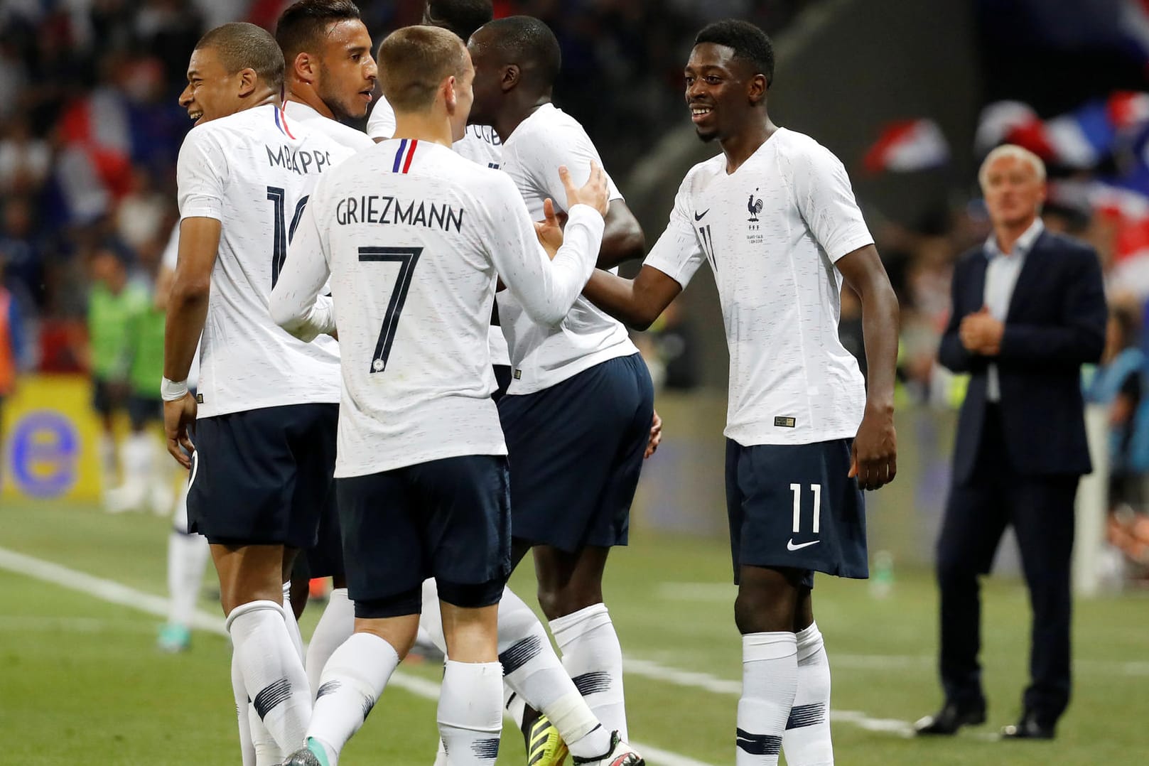 Erfolgreich: Die Frankreich-Stars um Antoine Griezmann (vorn) und Ousmane Dembélé (r.) jubeln.