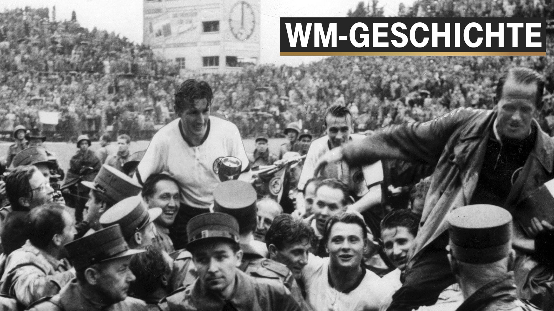 Kapitän Fritz Walter (M.) und Trainer Sepp Herberger (r.) nach dem Finalsieg über Ungarn: Der WM-Titel versetzte Deutschland in den Ausnahmezustand.