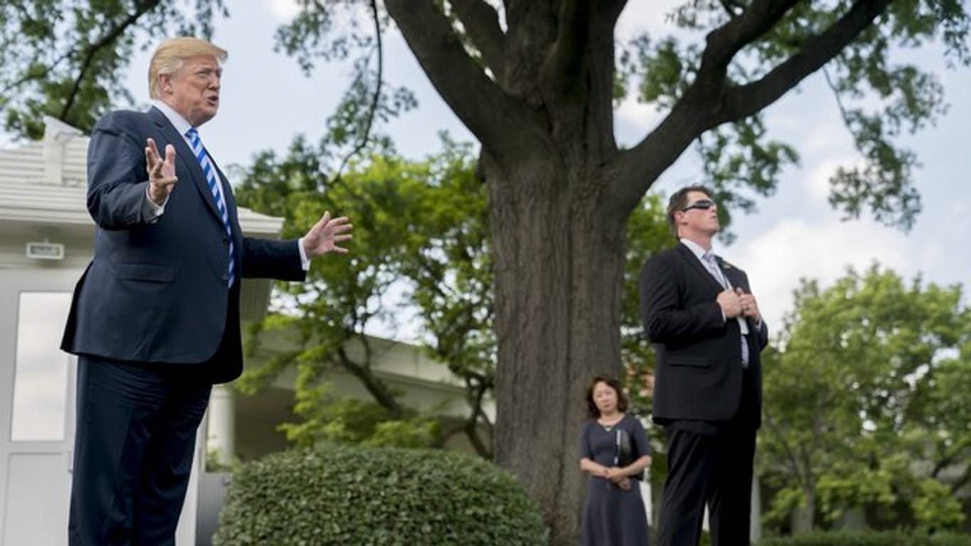 US-Präsident Donald Trump spricht nach dem Treffen mit Nordkoreas Unterhändler Kim Yong Chol im Garten vor dem Weißen Haus zu den Journalisten.