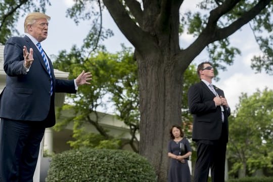 US-Präsident Donald Trump spricht nach dem Treffen mit Nordkoreas Unterhändler Kim Yong Chol im Garten vor dem Weißen Haus zu den Journalisten.