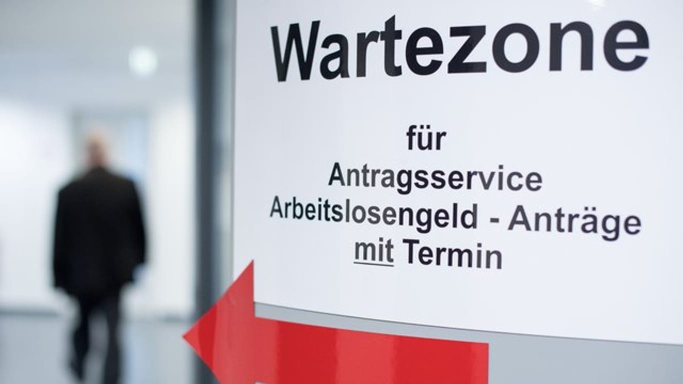 Nach Angaben des Bundesregierung Ausländer ist rund jeder dritte arbeitssuchende Bezieher von Hartz IV Ausländer.
