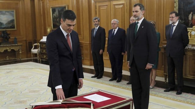 Im Zarzuela-Palast in Madrid legt Spaniens neuer Ministerpräsident Pedro Sanchez in Anwesenheit von König Felipe seinen Amtseid ab. Im Zarzuela-Palast in Madrid legt Spaniens neuer Ministerpräsident Pedro Sanchez in Anwesenheit von König Felipe seinen Amtseid ab.