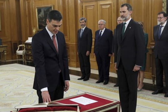 Im Zarzuela-Palast in Madrid legt Spaniens neuer Ministerpräsident Pedro Sanchez in Anwesenheit von König Felipe seinen Amtseid ab.