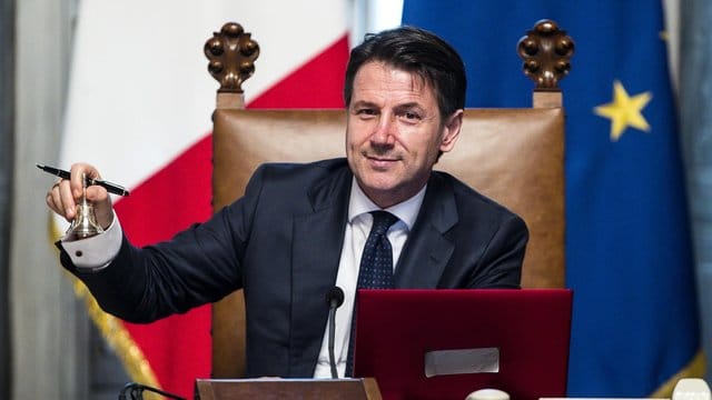 Italiens neuer Ministerpräsident Giuseppe Conte läutet zur Eröffnung des ersten Ministerrats des neuen Kabinetts in Rom. Italiens neuer Ministerpräsident Giuseppe Conte läutet zur Eröffnung des ersten Ministerrats des neuen Kabinetts in Rom.