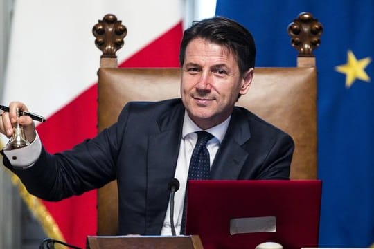 Italiens neuer Ministerpräsident Giuseppe Conte läutet zur Eröffnung des ersten Ministerrats des neuen Kabinetts in Rom.