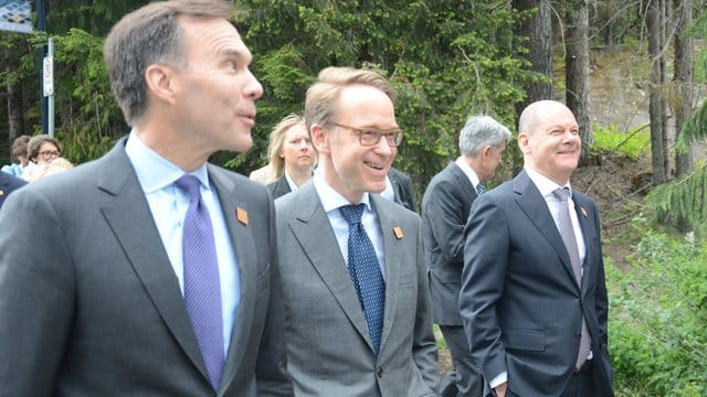 Kanadas Finanzminister Bill Morneau (l-r), Bundesbankchef Jens Weidmann und der deutsche Vizekanzler Olaf Scholz am Rande des G7-Treffens. Kanadas Finanzminister Bill Morneau (l-r), Bundesbankchef Jens Weidmann und der deutsche Vizekanzler Olaf Scholz am Rande des G7-Treffens.