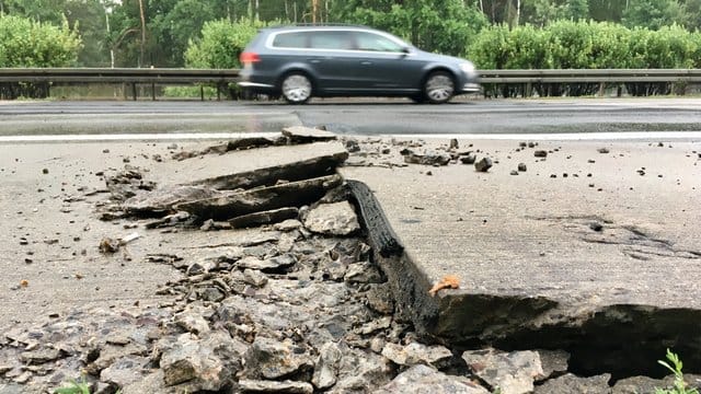 Beschädigte Betonplatten auf der A10 bei Spreenhagen in Brandenburg.