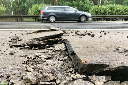 Beschädigte Betonplatten auf der A10 bei Spreenhagen in Brandenburg.