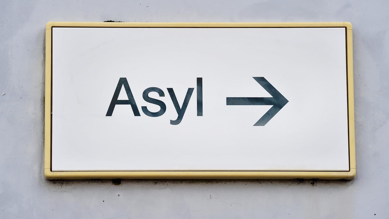 Ein Schild mit der Aufschrift "Asyl" in einer Landeserstaufnahmestelle: In der Affäre um mutmaßlich unrechtmäßig erteilte Asylbescheide, kontern die Verteidiger der Beschuldigten die Vorwürfe.
