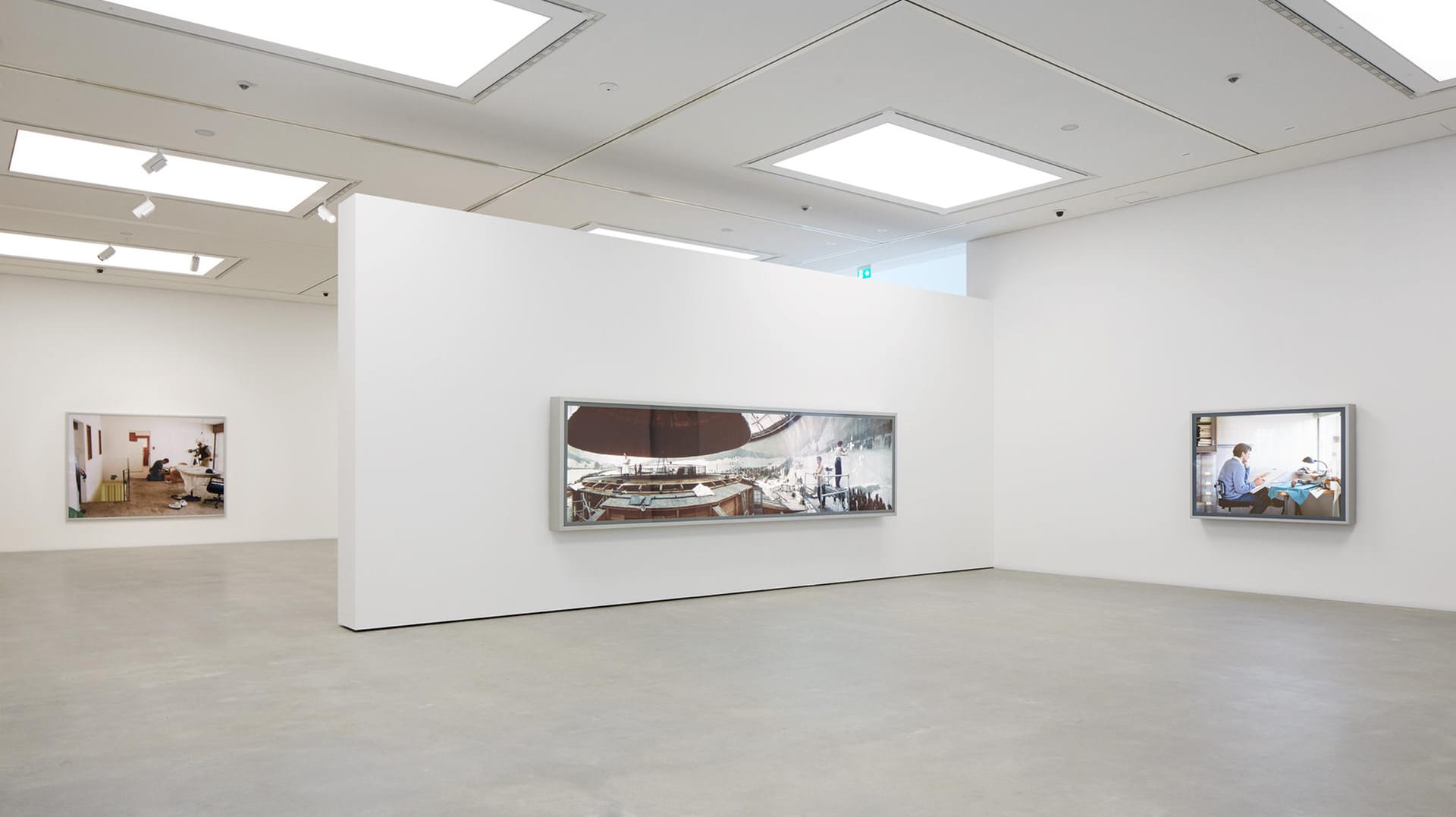 Kunsthalle Mannheim: Die Bilder "Search of Premises" (l-r), "Restoration" und "Adrian Walker" des Fotokünstlers Jeff Wall hängen in der Ausstellung «Jeff Wall. Appearance». Die Ausstellung wird im Neubau der Kunsthalle gezeigt und ist vom 02. Juni bis zum 09. September 2018 zu sehen.