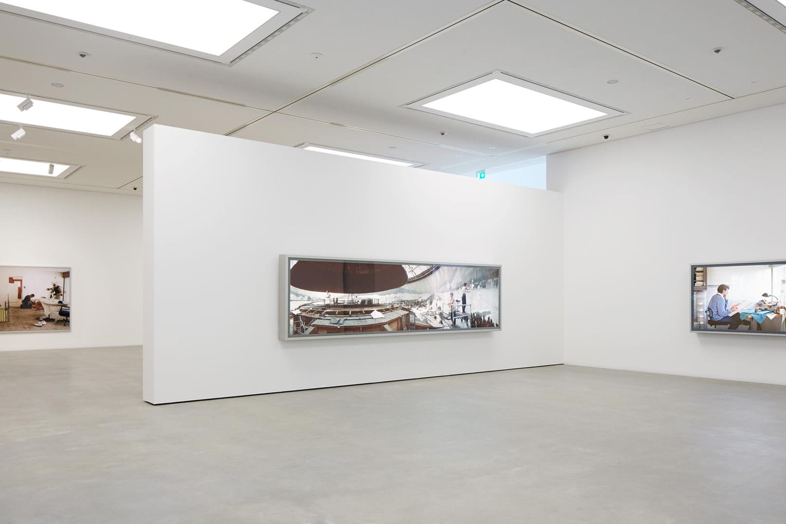 Kunsthalle Mannheim: Die Bilder "Search of Premises" (l-r), "Restoration" und "Adrian Walker" des Fotokünstlers Jeff Wall hängen in der Ausstellung «Jeff Wall. Appearance». Die Ausstellung wird im Neubau der Kunsthalle gezeigt und ist vom 02. Juni bis zum 09. September 2018 zu sehen.