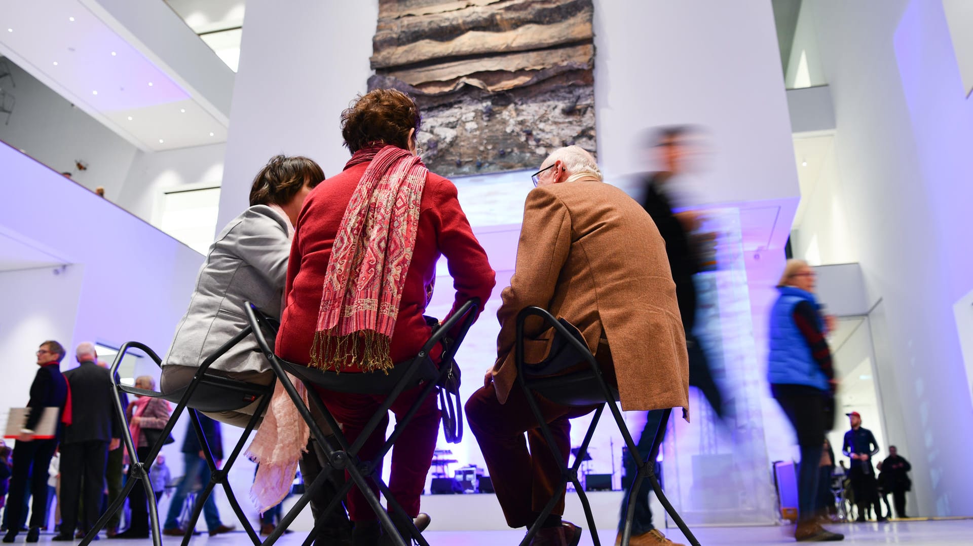 Kunsthalle Mannheim: Besucher sitzen im Atrium der neu gebauten Kunsthalle vor dem Kunstwerk "Sefiroth" des Künstlers A. Kiefer.