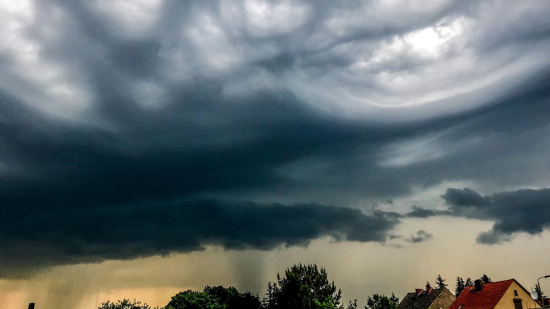 Unwetter bei Nassenheide in Brandenburg: Das Wetter in Deutschland bleibt am Wochenende einigermaßen unberechenbar.